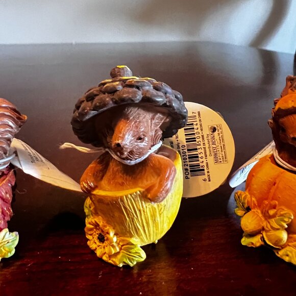 Autumn miniature Squirrel Figurines In Acorn & Pumpkin Design Set Of 4 resin - Picture 4 of 9